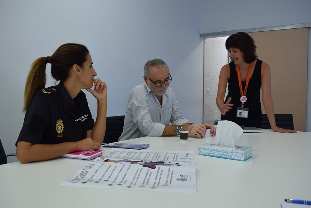 Marina Salud y la Policía Nacional de Dénia colaboran en la campaña 'Disfruta de una buena salud digital 2 caterina de francisco en la reunion