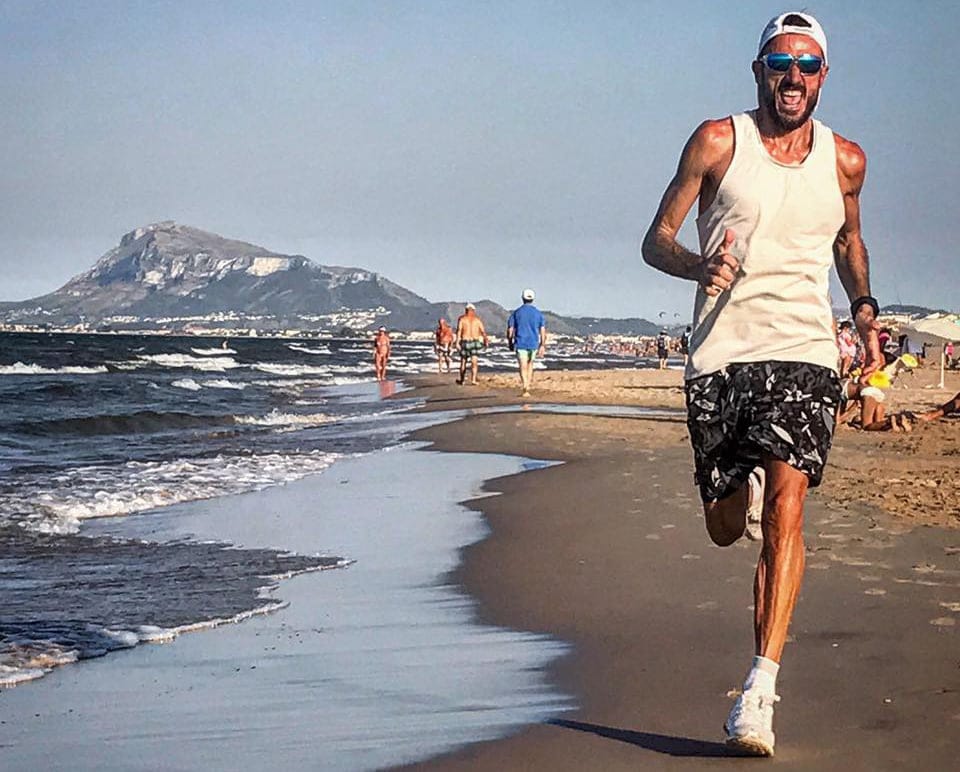 chema martinez corriendo por la playa
