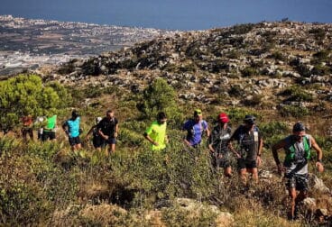Chema Martínez y su grupo subiendo el Montgó