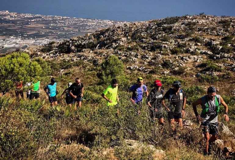 Chema Martínez y su grupo subiendo el Montgó