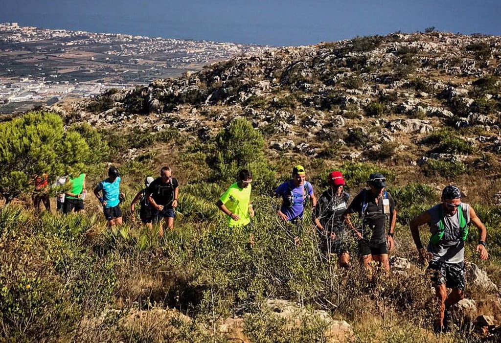 chema martinez y su grupo subiendo el montgo