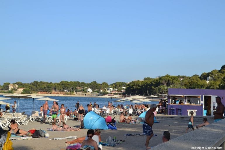 Chiringuitos y hamacas Dénia