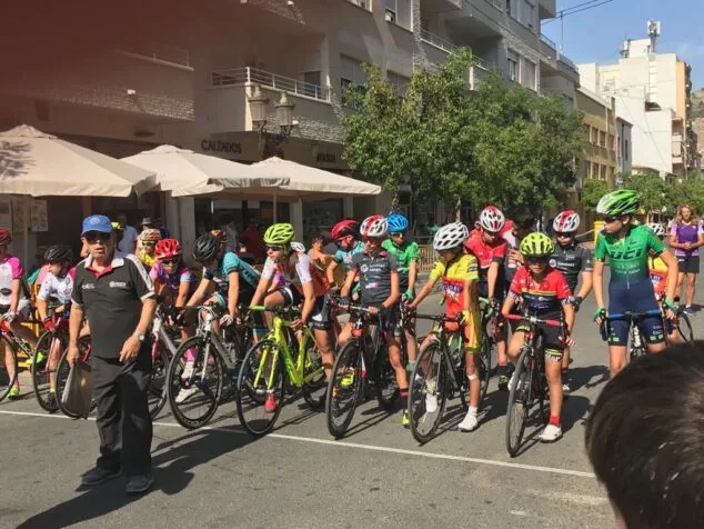 ciclistas del multisport uc montgo en una prueba