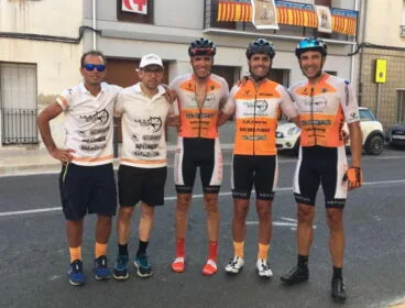 ciclistas y auxiliares del multiesport ucmontgo