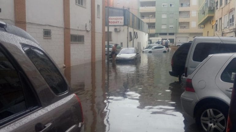 Coches en la zona del Grupo San Andrés
