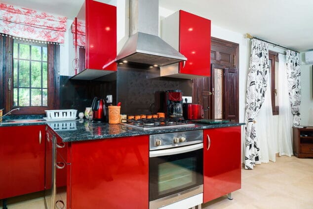 cocina roja aguila rent a villa