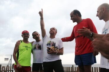 diego mena senalando al cielo en recuerdo a su padre