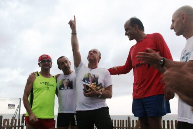 diego mena senalando al cielo en recuerdo a su padre