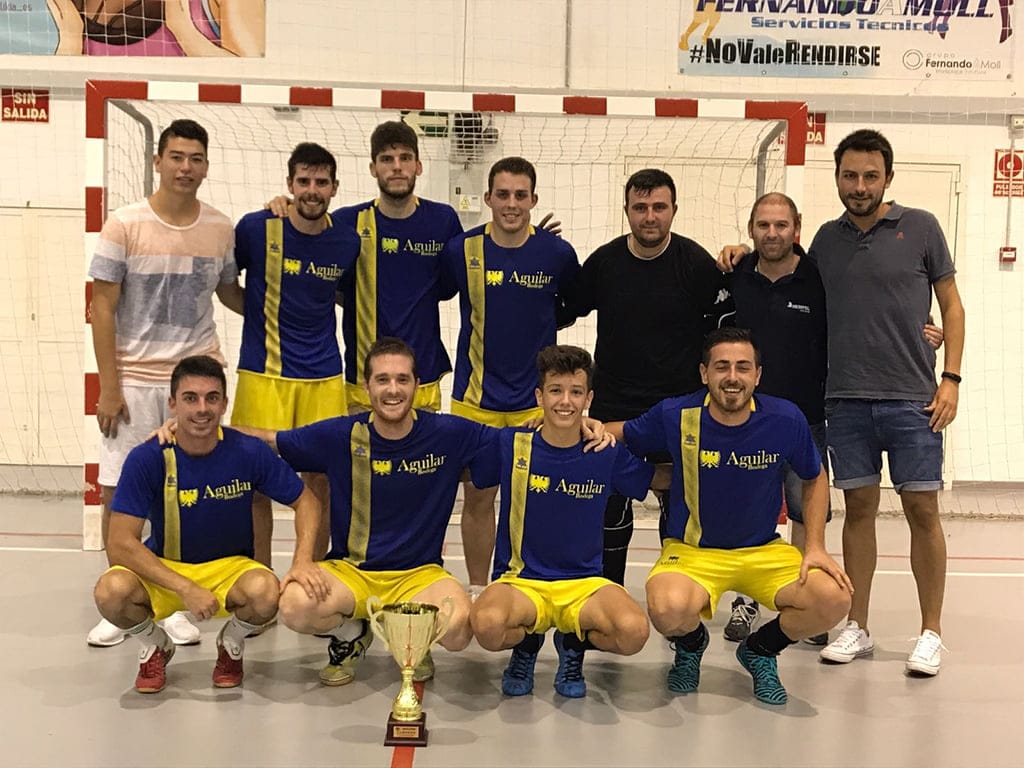 equipo bodega aguilar con el trofeo de campeon del torneo agosto acydma 2017