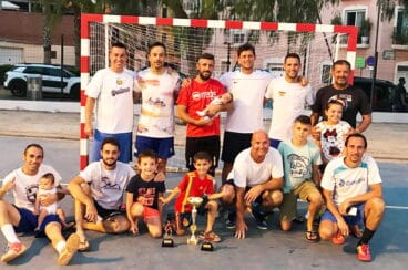 equipo denigres con el trofeo de campeon