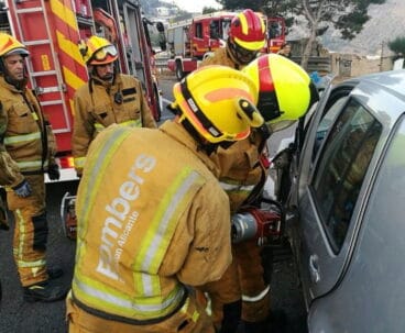 excarcelacion de una mujer atrapada en su coche