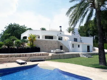 fachada blanca de la casa promociones denia