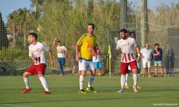 ferran autor del gol dianense esperando la pelota