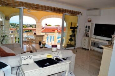 Gran ventanal en la sala de estar Euroholding