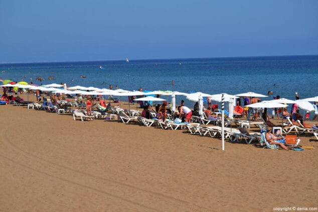 hamacas en la playa de les bovetes