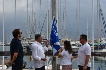 izada de bandera azul