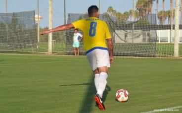 javi hernandez poniendo un centro