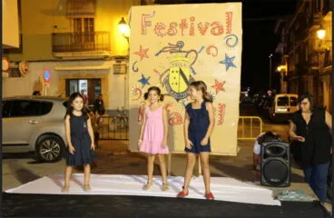 jovenes bailando en el festival