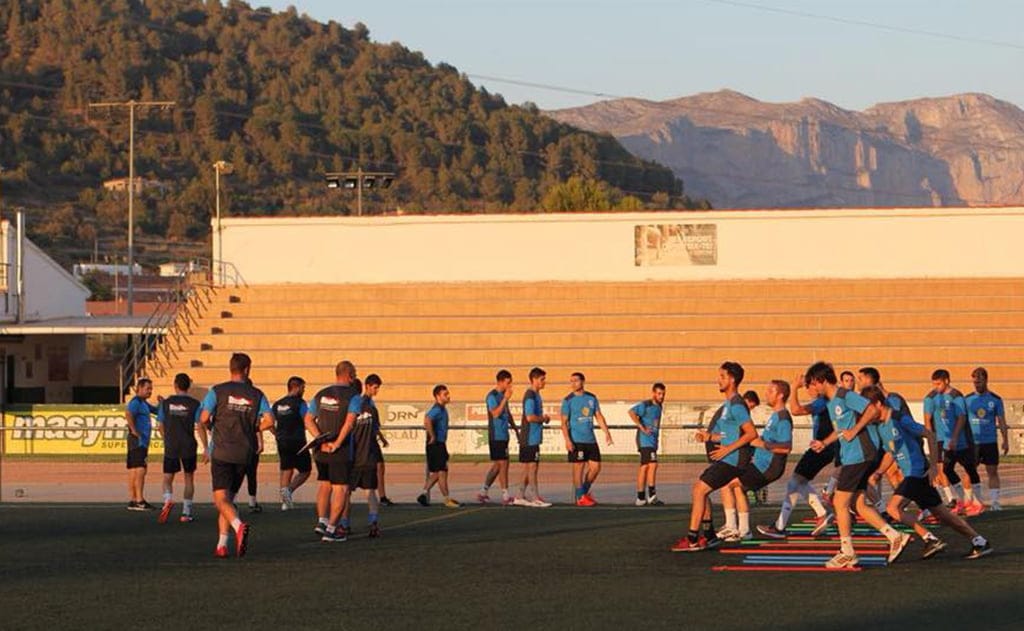 El CD Dénia se mide al CD Pedreguer en su cuarto partido de pretemporada 1 jugadores del ce pedreguer trabajando