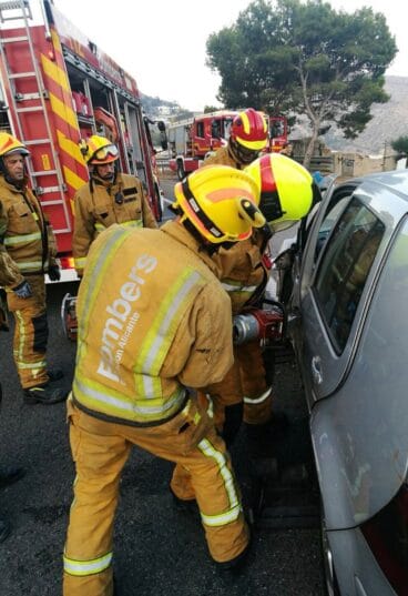 Los bomberos excarcelan a una mujer atrapada en su coche