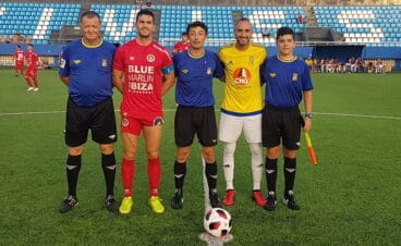 los capitanes con el trio arbitral