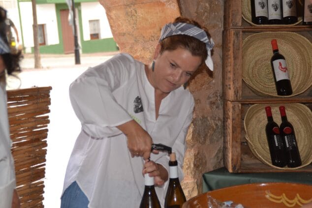 mara bano descorchando una botella