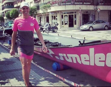 Miguel Pina junto a su trainera