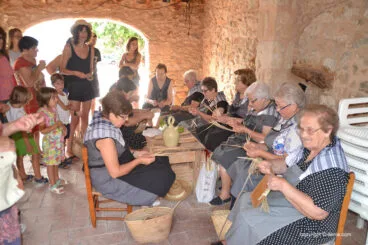 Mujeres en el taller de llata