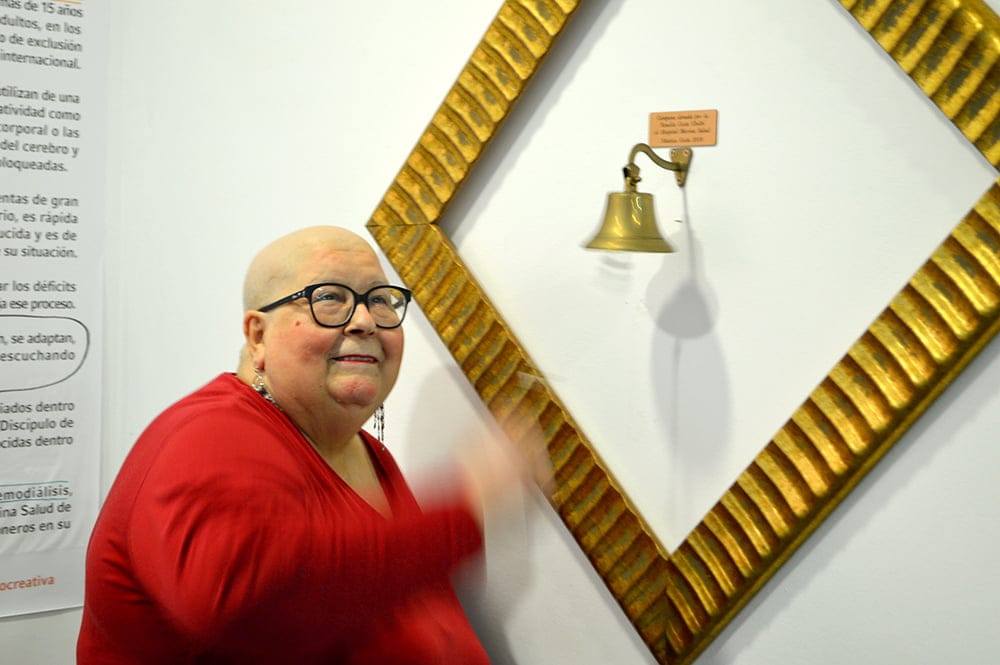 paciente tocando la campana en el departamento de oncologia de denia