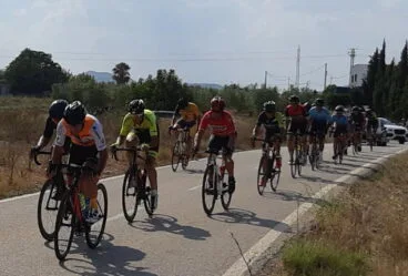 Pelotón estirado el Autonómico Máster