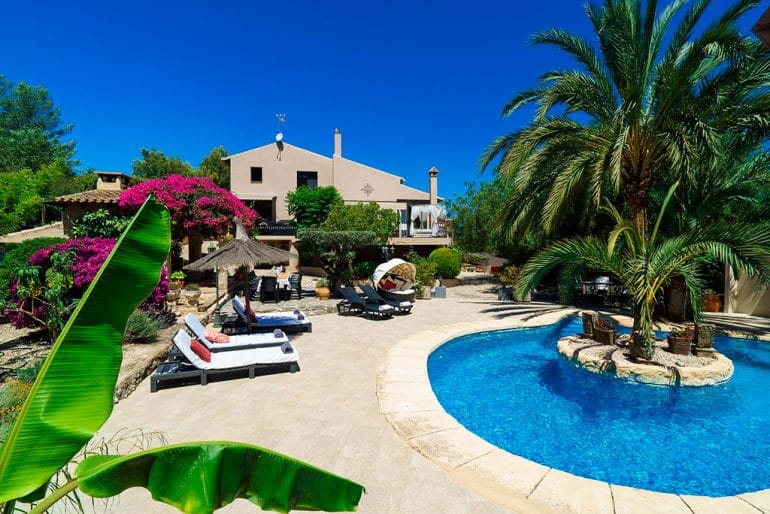 Piscina y terraza Aguila Rent a Villa