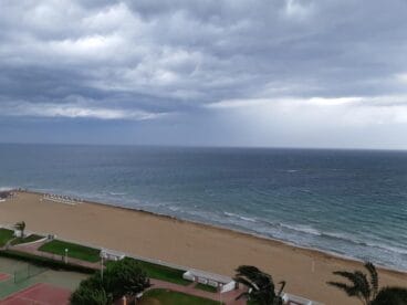 Playa de Les Marines vacia