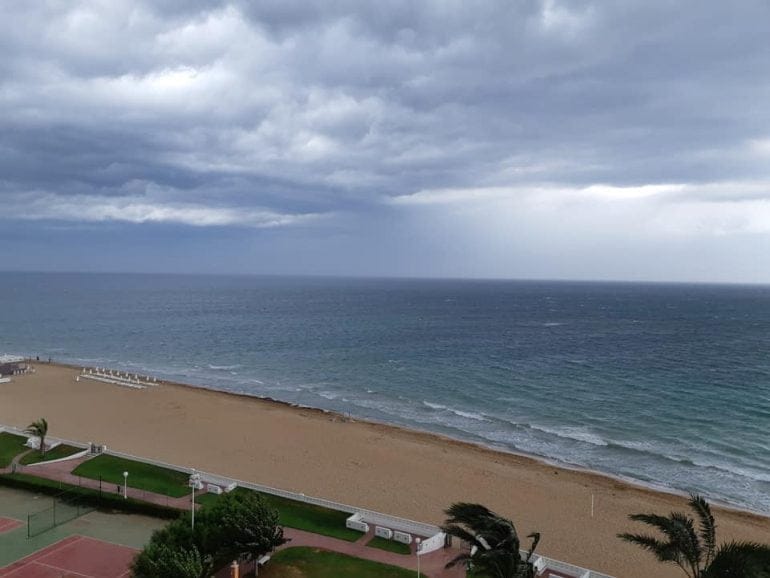 Playa de Les Marines vacia