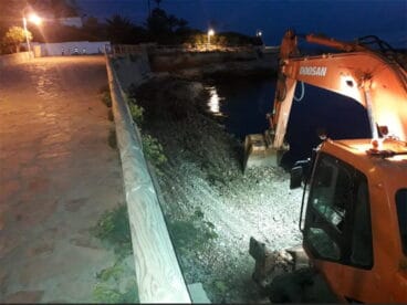 Playa Gosset en plena limpieza
