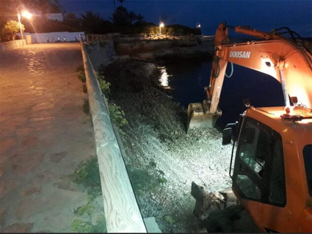 Desde el 10 de agosto se han retirado de las playas de Dénia 3.500 toneladas de algas 4 playa gosset en plena limpieza