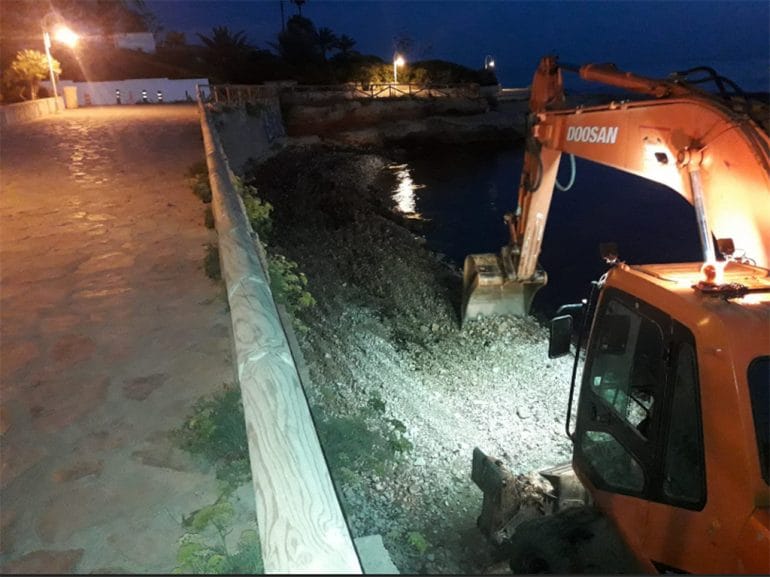 Playa Gosset en plena limpieza