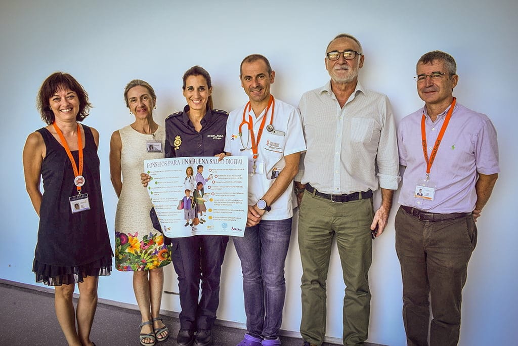 Marina Salud y la Policía Nacional de Dénia colaboran en la campaña 'Disfruta de una buena salud digital 1 policias y medicos juntos