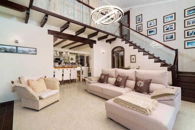 sala de estar amplia aguila rent a villa