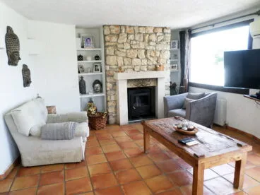 Sala de estar con chimenea Promociones Denia