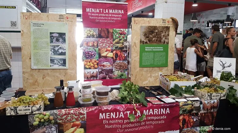 stand de Menja't La Marina en el Mercat de Dénia