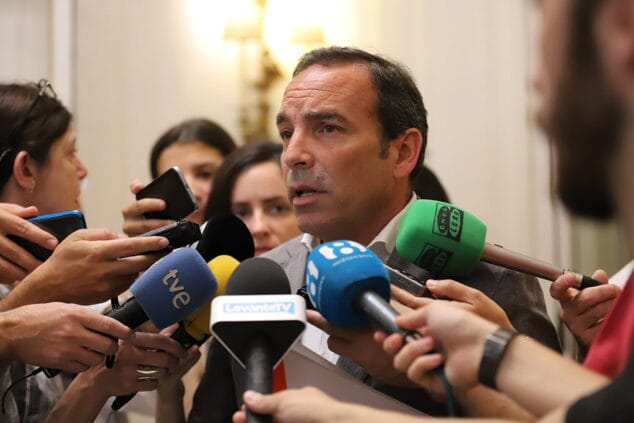 toni woodward atendiendo a la prensa