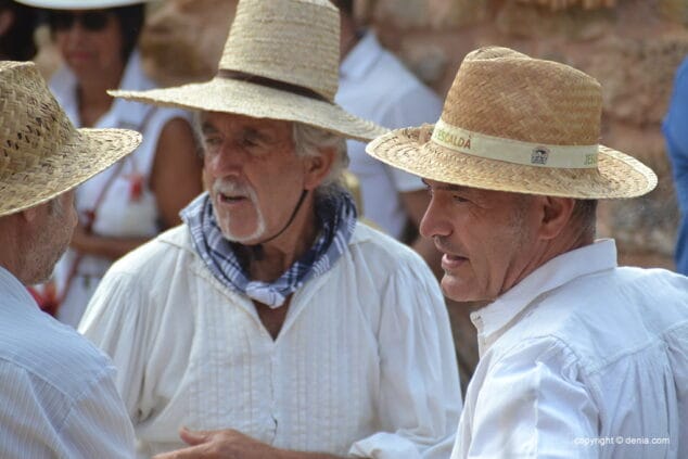vecinos preparados para la escalda de la uva