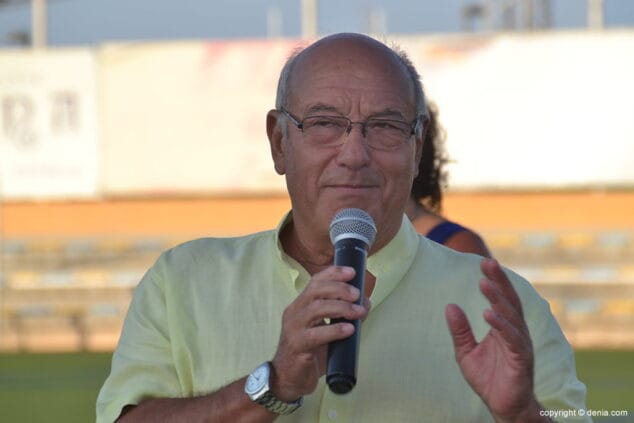 vicent crespo hablando al publico