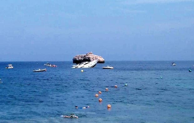 yate hundiendose frente a la costa de