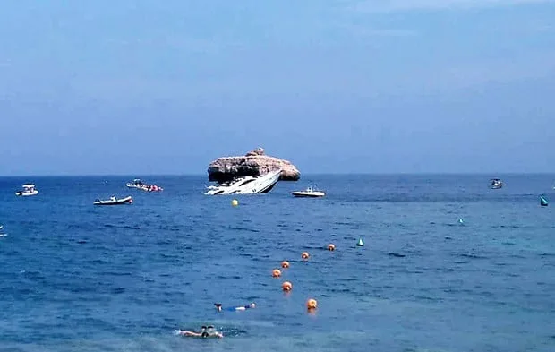 yate hundiendose frente a la costa de xabia