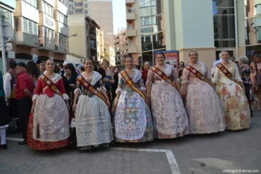 Recepción de la presentación de Neus Suárez – Amparo Petrie y su corte de honor