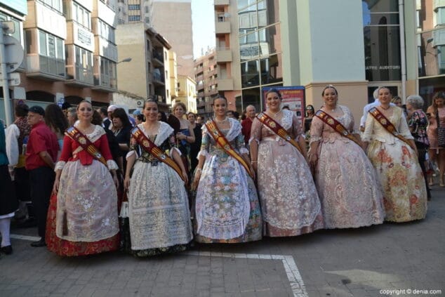 01 recepcion de la presentacion de neus suarez amparo petrie y su corte de honor