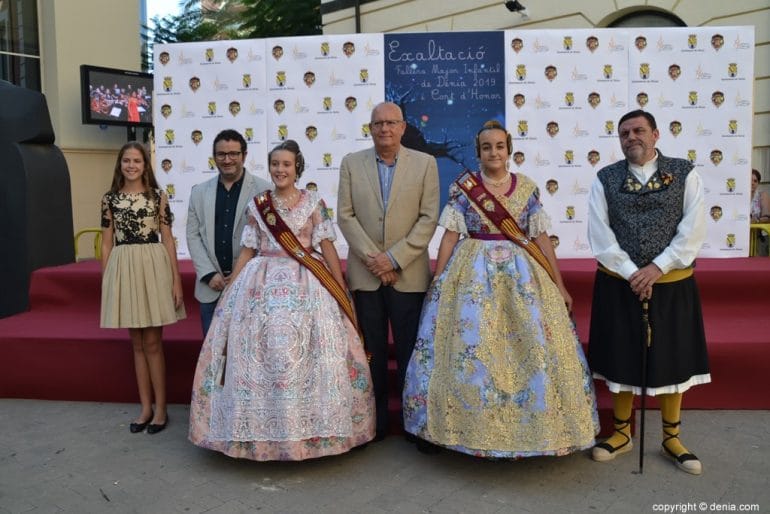 Recepción de la presentación de Neus Suárez - corte de honor