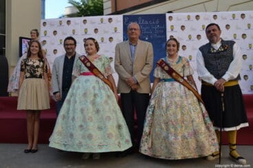 Recepción de la presentación de Neus Suárez – corte de honor