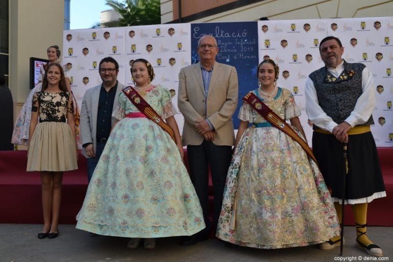 Recepción de la presentación de Neus Suárez - corte de honor